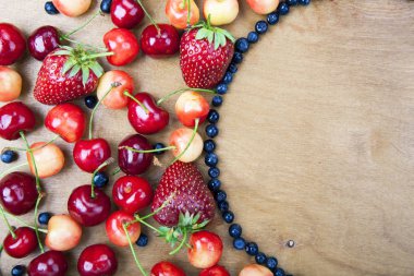 Yarım daire yalan pek çok taze meyve