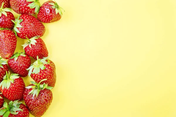 Sarı arka planda çilekler