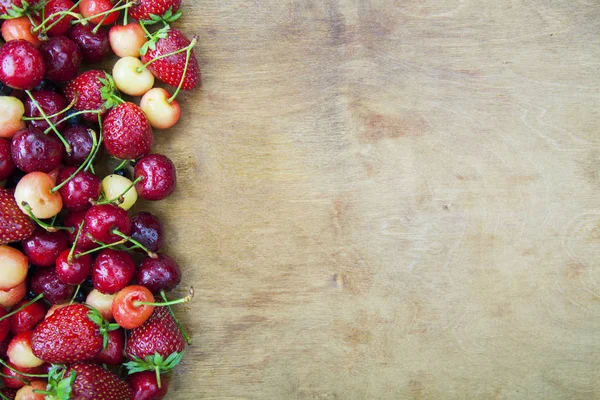 Ahşap bir gemide pek çok taze meyve yalan