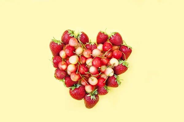 Fresas sobre un fondo amarillo —  Fotos de Stock