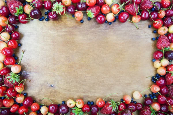 Rahmen aus Obst auf dem Hintergrund von Holzbrettern — Stockfoto