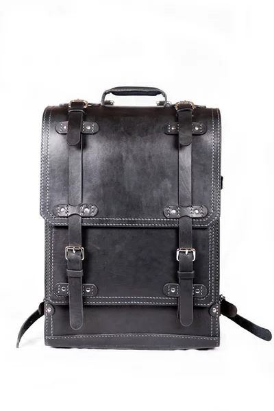 Чорний шкіряний рюкзак для подорожей у літаку — стокове фото