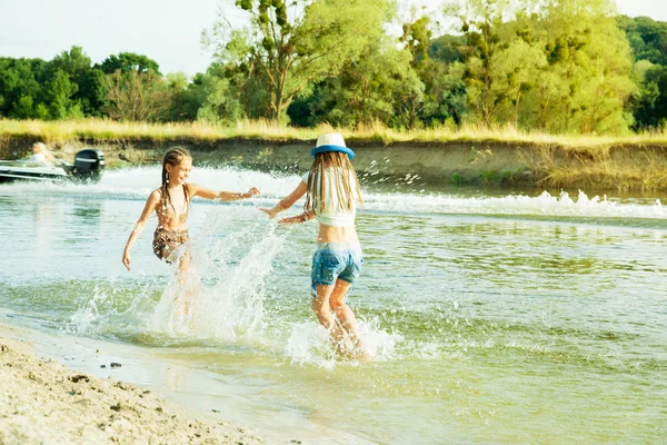 Glückliche Kinder spritzen Wasser — Stockfoto