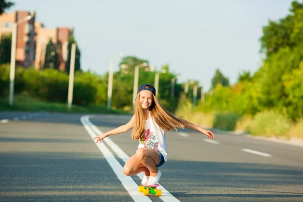 Una chica joven con penny board  . —  Fotos de Stock