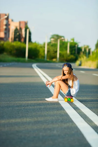 Uma jovem com penny board  . — Fotografia de Stock