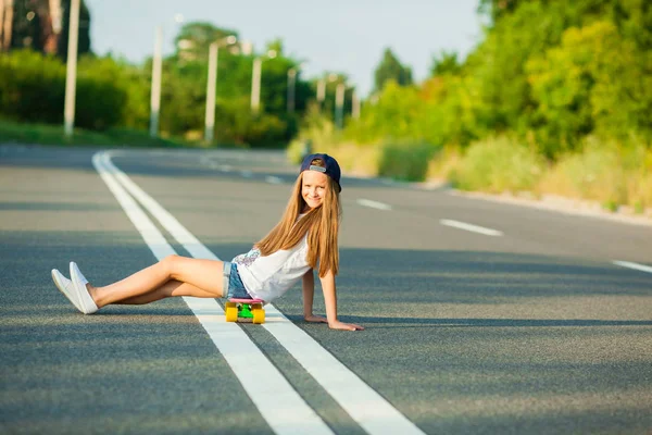 Una chica joven con penny board  . — Foto de Stock