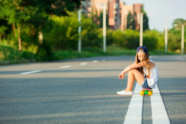 Una chica joven con penny board  . — Foto de Stock