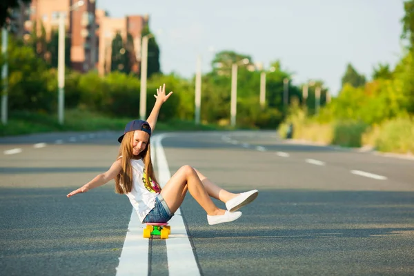 Una chica joven con penny board  . — Foto de Stock