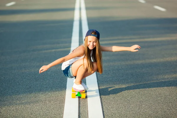 Una chica joven con penny board  . — Foto de Stock