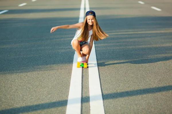 Una chica joven con penny board  . —  Fotos de Stock