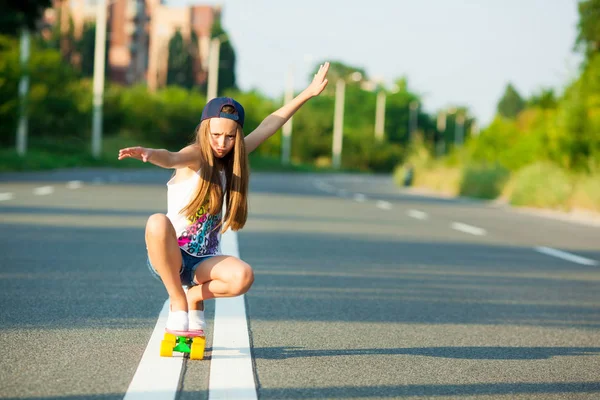 Una chica joven con penny board  . — Foto de Stock