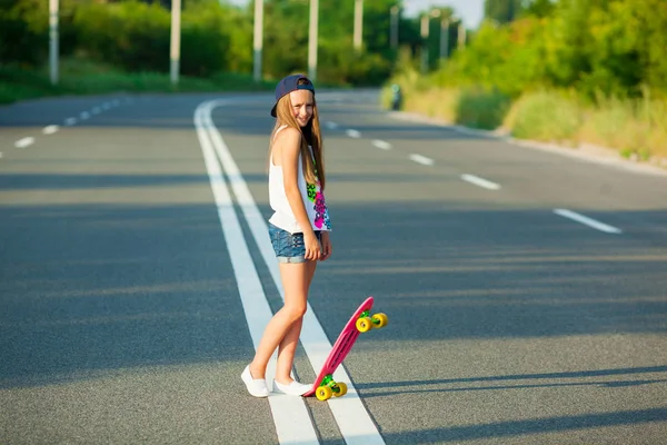 Una chica joven con penny board  . — Foto de Stock