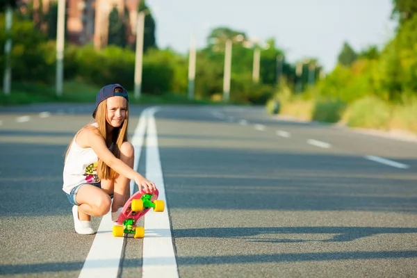Una chica joven con penny board  . — Foto de Stock