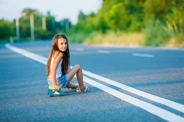 Una giovane ragazza con penny board  . — Foto Stock