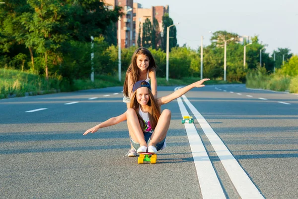 Uma jovem com penny board fora da cidade — Fotografia de Stock