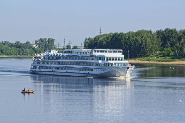 Cruise ship floating on the river — Stock Photo, Image