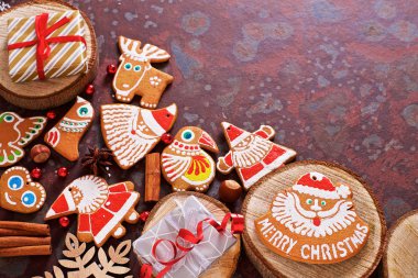Ev yapımı Noel kurabiyeleri, kahverengi bir masa üzerinde hediyeler.. 