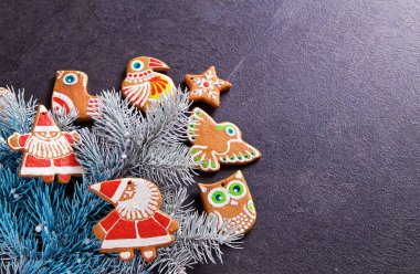 ladin dalları, Noel zencefilli kurabiye ve dekorasyon koyu ahşap arka plan üzerinde. kartpostallar için