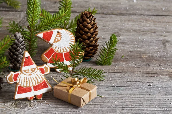 Kerst Peperkoek Koekjes Geschenken Sparren Takken Een Achtergrond Van Grijs — Stockfoto