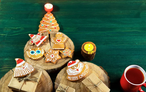 Auf Grünem Holzgrund Sind Baumschnitte Darauf Lebkuchen Und Fichtenzweige — Stockfoto