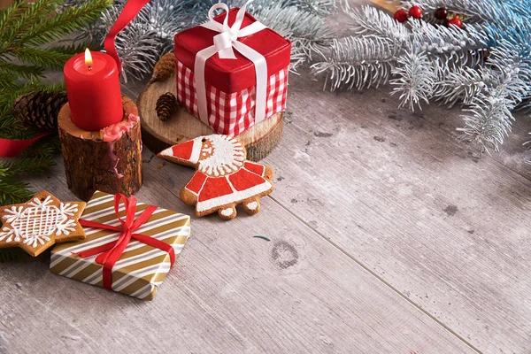 Weihnachten Lebkuchen Und Geschenke Mit Kerzen Auf Hellem Holzgrund Mit — Stockfoto