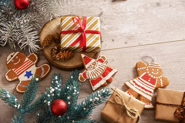 Tannenzweige Weihnachtliche Lebkuchen Geschenke Und Dekorationen Auf Hellem Holzgrund — Stockfoto