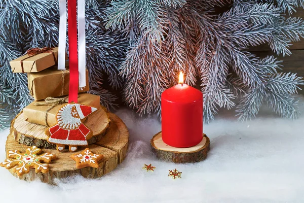 Een Lichte Besneeuwde Achtergrond Met Dennentakken Houten Stands Zijn Kerst — Stockfoto