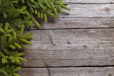 Köknar dalları ve dekorasyonlar gri ahşap vintage tahtaların arka planında