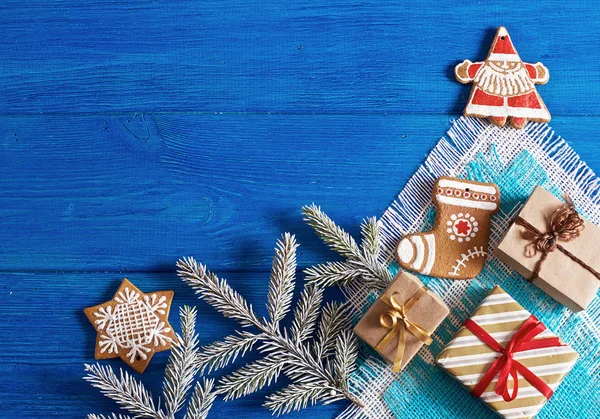 Weihnachten Lebkuchen Geschenke Auf Dem Hintergrund Aus Farbigem Grobem Tuch — Stockfoto