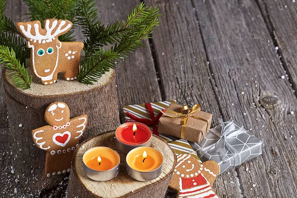 Peperkoek Koekjes Geschenken Sparren Takken Kaarsen Een Grijze Oude Houten — Stockfoto