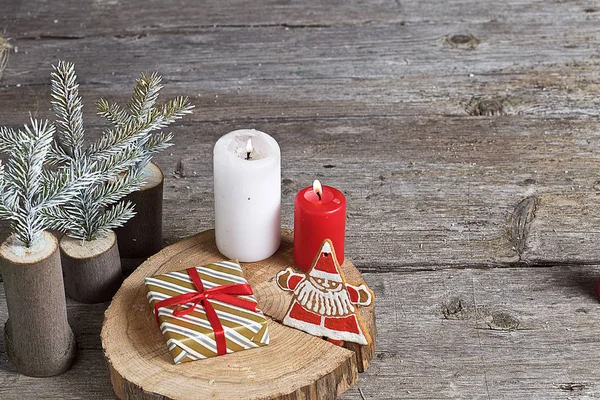 Peperkoek Koekjes Geschenken Sparren Takken Kaarsen Een Grijze Oude Houten — Stockfoto