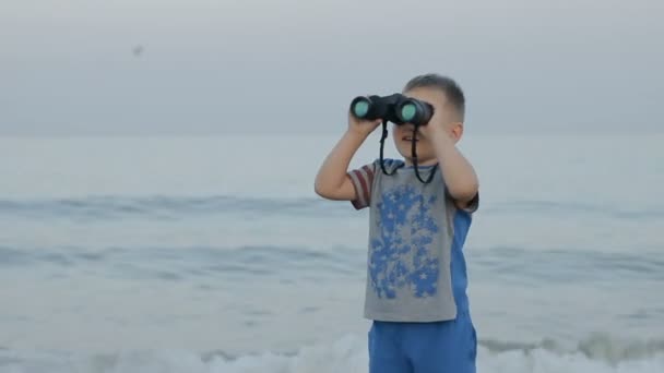 Chlapec vypadá přes dalekohled a tanec — Stock video