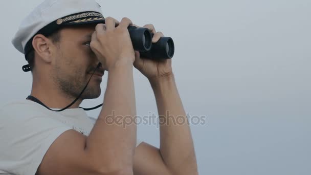 Man looking through binoculars and thumb up — Stock Video