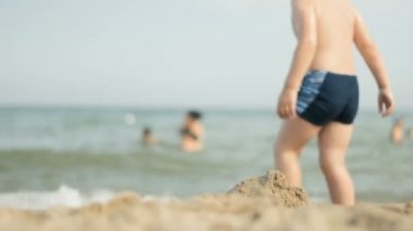 Küçük çocuk sıçramasına. Arka plan