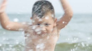 Mutlu küçük çocuk sıçramasına