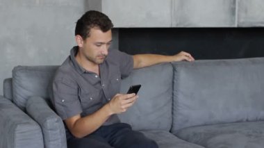 Beyaz iş adamı ile hareket eden telefon