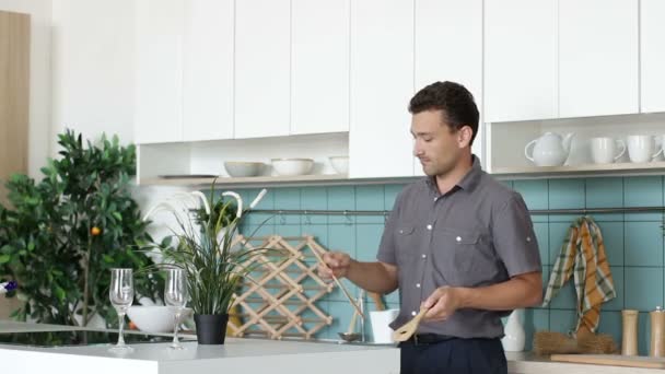 Thirty years old caucasian man or chef standing in the bright kitchen — Αρχείο Βίντεο