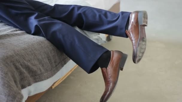 Vestido con traje de negocios hombre en la cama — Vídeos de Stock