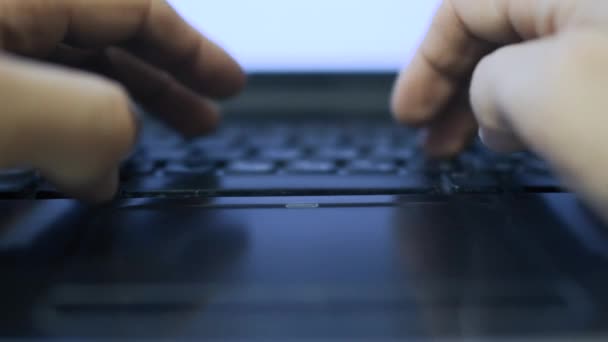 Laptop toetsenbord input close-up. Schrijf artikel of verslag schrijven — Stockvideo
