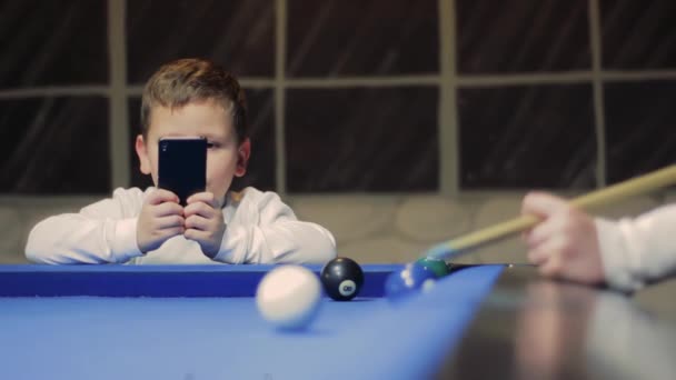 Amerikansk biljard. Pojke spela biljard, snooker. Lilla ungen tar foto — Stockvideo