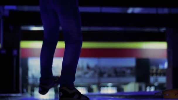 Junge versucht, eine Partie Bowling zu spielen — Stockvideo