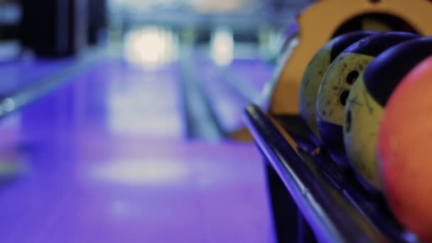 Μπάλες bowling με την αίθουσα μπόουλινγκ στο παρασκήνιο — Αρχείο Βίντεο
