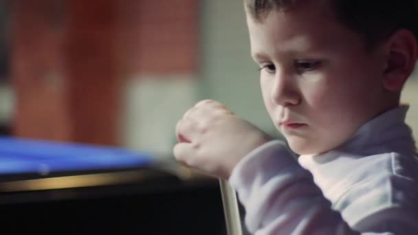 Gyermek dörzsöli a végszó — Stock videók