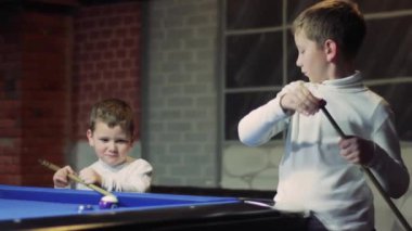 Çocuk işaret sürtünüyordu. Bebek topa vurmak hazırlanıyor. Yukarı başparmak