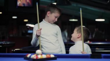 Yardımlar çocuklarla. Snooker oyun için hazırlık çocuklar