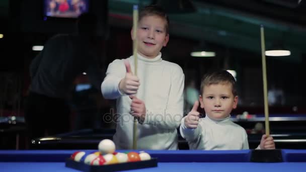 Dzieci z podpowiedzi. Chłopcy, przygotowanie do gry w snooker. Kciuk w górę — Wideo stockowe