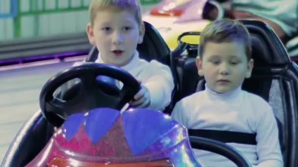 I bambini si divertono a guidare l'auto — Video Stock