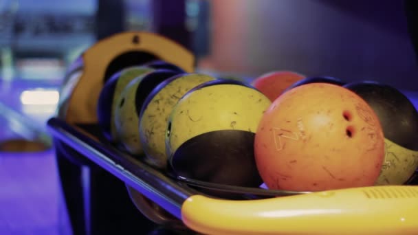 Persoon neemt Bowling ballen met bowlingbaan in achtergrond — Stockvideo
