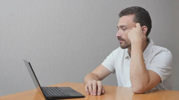 Homem em antecipação sobre notebook — Fotografia de Stock