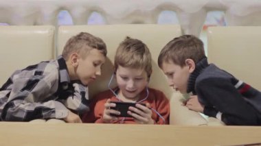 Dostluk, teknoloji ve kavram - erkek arkadaş ile smartphone